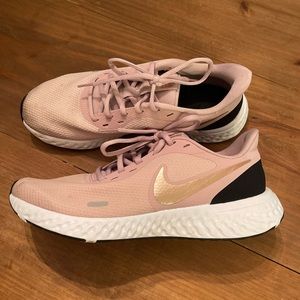 Women’s Nike tennis shoes